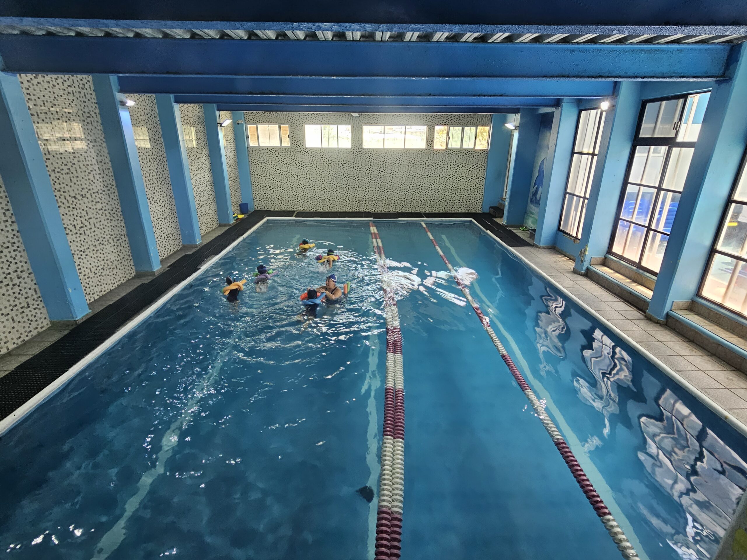 Clase de natación — alumnos en la alberca