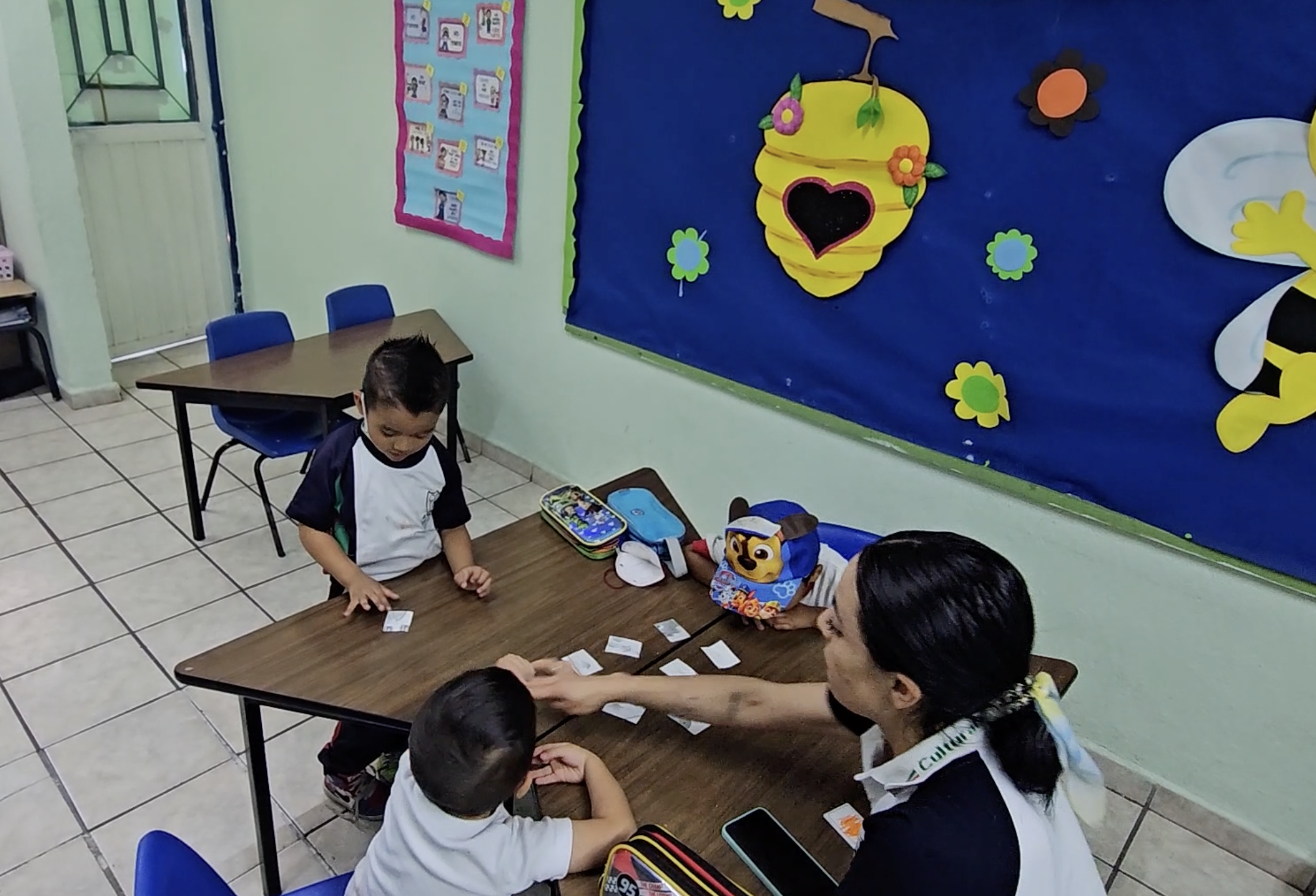 Clase de inglés — maestro con alumnos