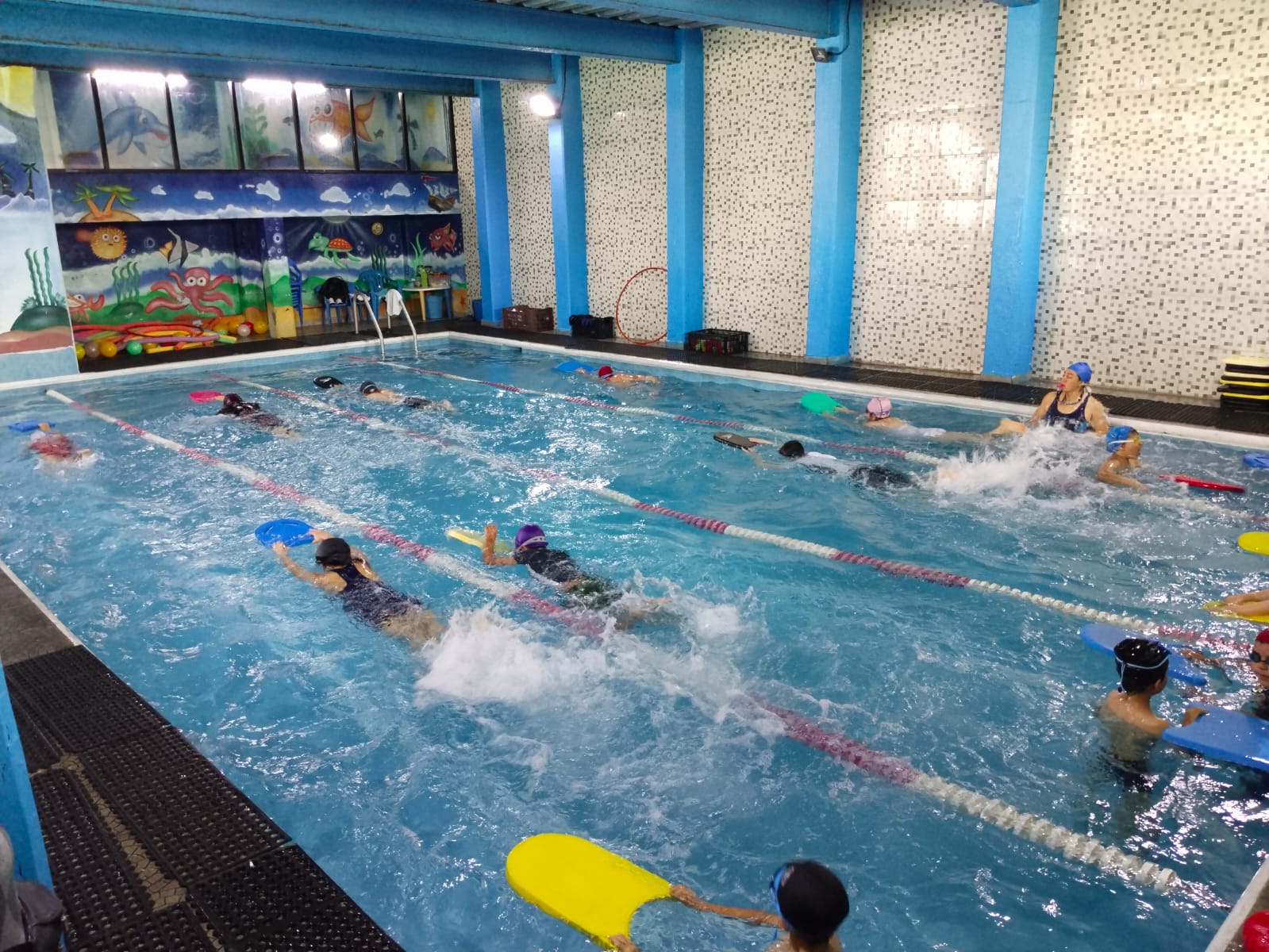Clase de natación — alumnos en la alberca